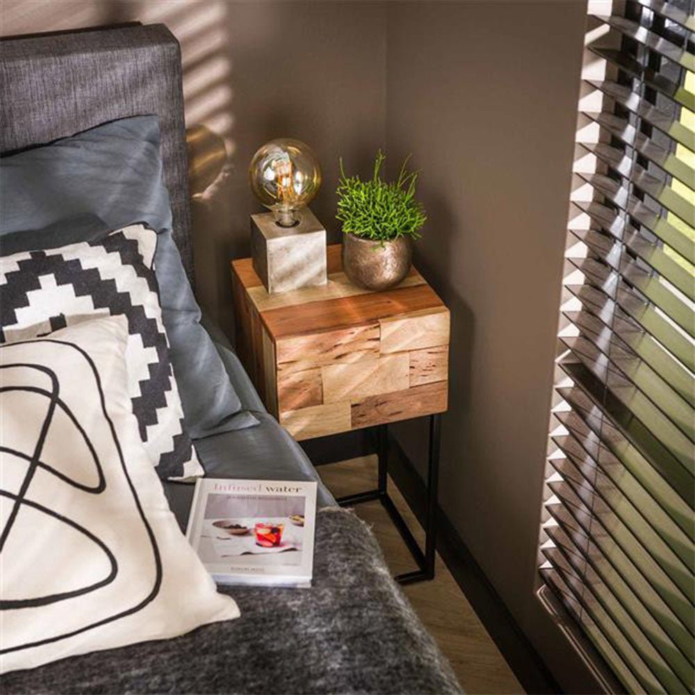 Mesita de noche Anna-Sophie DH Interior Acacia L x An x Al 44x35x28 Madera de acacia Fotografía atmosférica vista frontal en diagonal