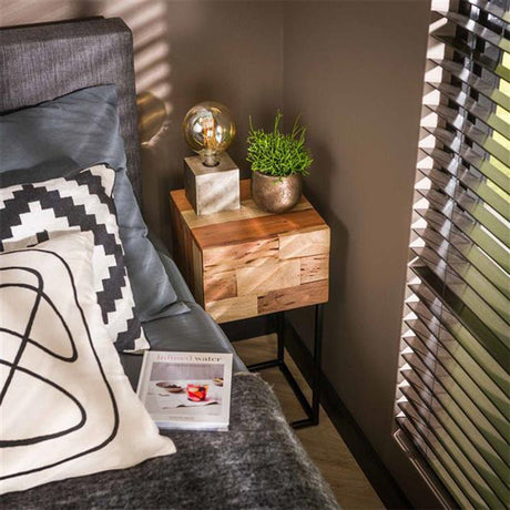 Mesita de noche Anna-Sophie DH Interior Acacia L x An x Al 44x35x28 Madera de acacia Fotografía atmosférica vista frontal en diagonal