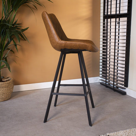 Taburete Juno Dimehouse Cognac L x An x Al 86x56x56 Cuero sintético Vista lateral fotográfica atmosférica
