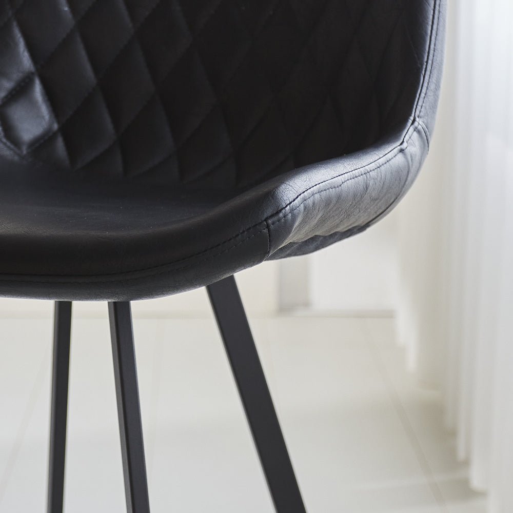 Taburete Juno Dimehouse Negro L x An x Al 86x56x56 Cuero sintético Detalle fotográfico atmosférico