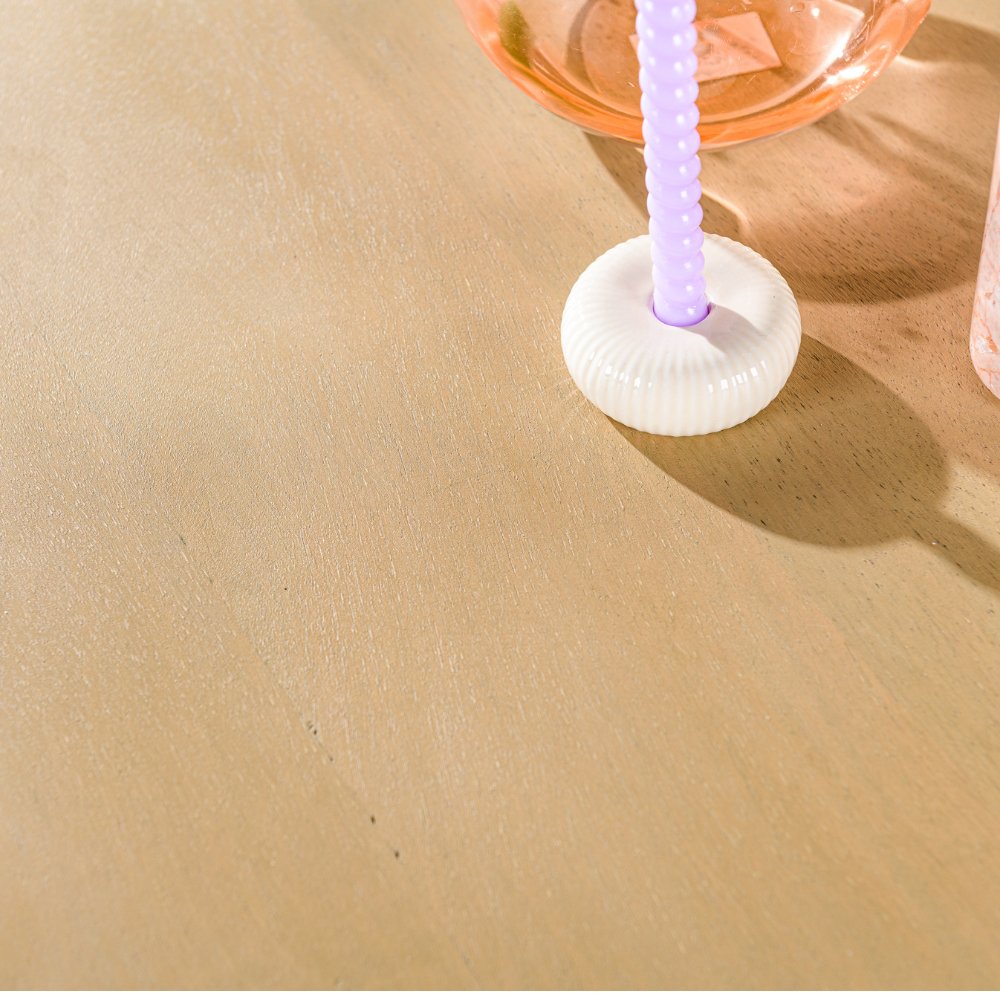 Mesa de comedor Miami DH Interior Marrón Madera de mango Detalle de la foto atmosférica.