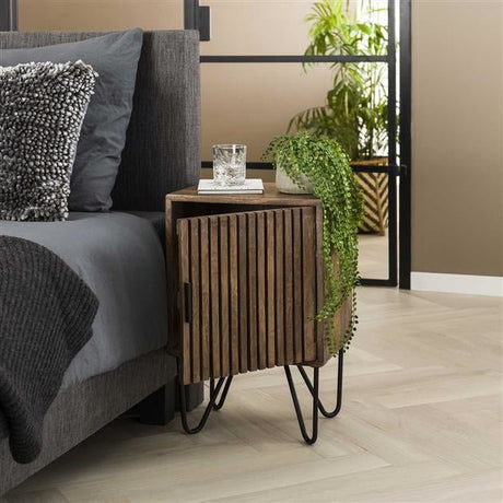 Mesita de noche Tory DH Interior Mango L x An x Al 65x45x35 Madera de mango Vista frontal diagonal de la foto atmosférica.