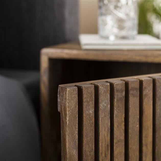 Mesita de noche Tory DH Interior Mango L x An x Al 65x45x35 Madera de mango Detalle de la foto atmosférica.