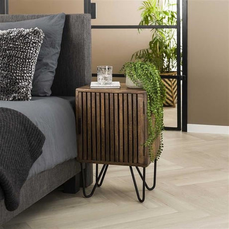 Mesita de noche Tory DH Interior Mango L x An x Al 65x45x35 Madera de mango Vista frontal diagonal de la foto atmosférica.