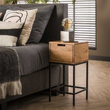 Mesita de noche Lou DH Interior Acacia L x An x Al 62x32x32 Madera de acacia Foto ambiental vista frontal diagonal
