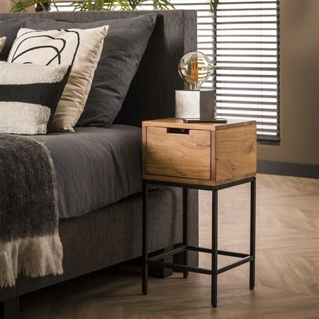Mesita de noche Lou DH Interior Acacia L x An x Al 62x32x32 Madera de acacia Foto atmosférica vista frontal en diagonal