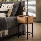 Mesita de noche Lou DH Interior Acacia L x An x Al 62x32x32 Madera de acacia Foto ambiental vista frontal diagonal