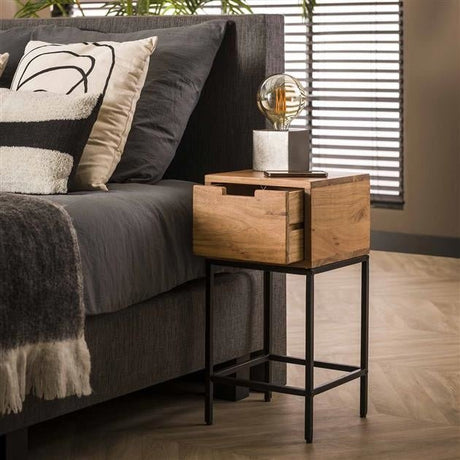 Mesita de noche Lou DH Interior Acacia L x An x Al 62x32x32 Madera de acacia Foto atmosférica vista frontal en diagonal