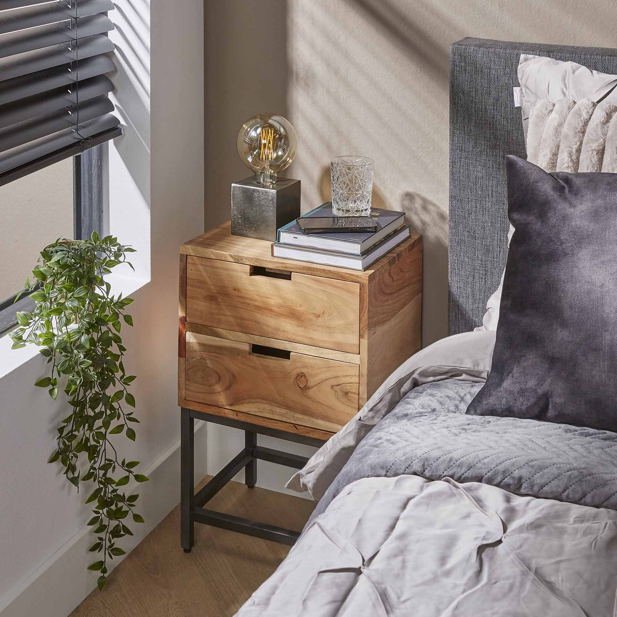 Mesita de noche Lou DH Interior Acacia L x An x Al 46x40x36 Madera de acacia Foto atmosférica vista frontal en diagonal