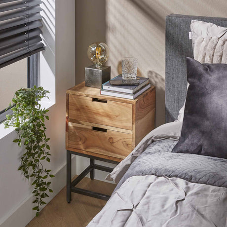 Mesita de noche Lou DH Interior Acacia L x An x Al 46x40x36 Madera de acacia Foto atmosférica vista frontal en diagonal