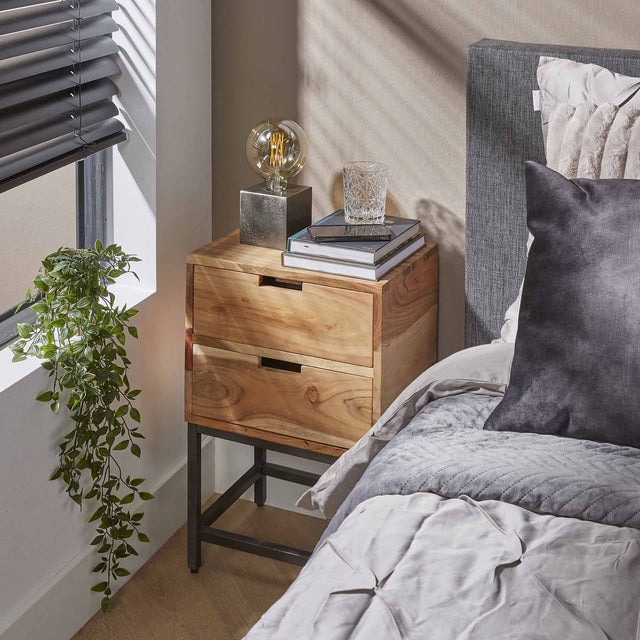 Mesita de noche Lou DH Interior Acacia L x An x Al 46x40x36 Madera de acacia Foto atmosférica vista frontal en diagonal