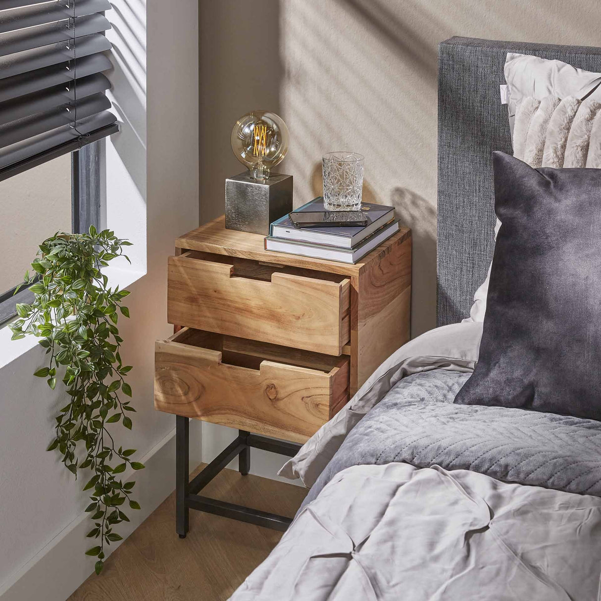 Mesita de noche Lou DH Interior Acacia L x An x Al 46x40x36 Madera de acacia Foto atmosférica vista frontal en diagonal