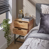 Mesita de noche Lou DH Interior Acacia L x An x Al 46x40x36 Madera de acacia Foto atmosférica vista frontal en diagonal