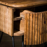 Mesita de noche Maria DH Interior Mango LxAnxAl 51x46x28 Madera de mango Detalle de la foto atmosférica.