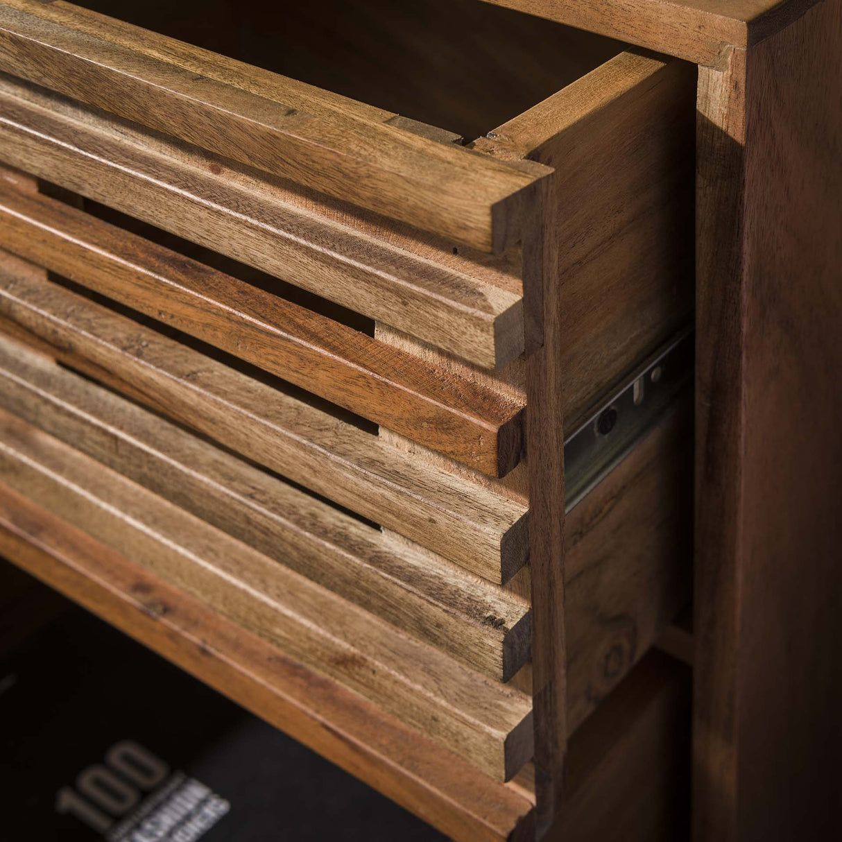 Mesita de noche Monja DH Interior Acacia L x An x Al 70x53x43 Madera de acacia Detalle de fotografía ambiental