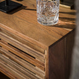 Mesita de noche Monja DH Interior Acacia L x An x Al 70x53x43 Madera de acacia Detalle de fotografía ambiental