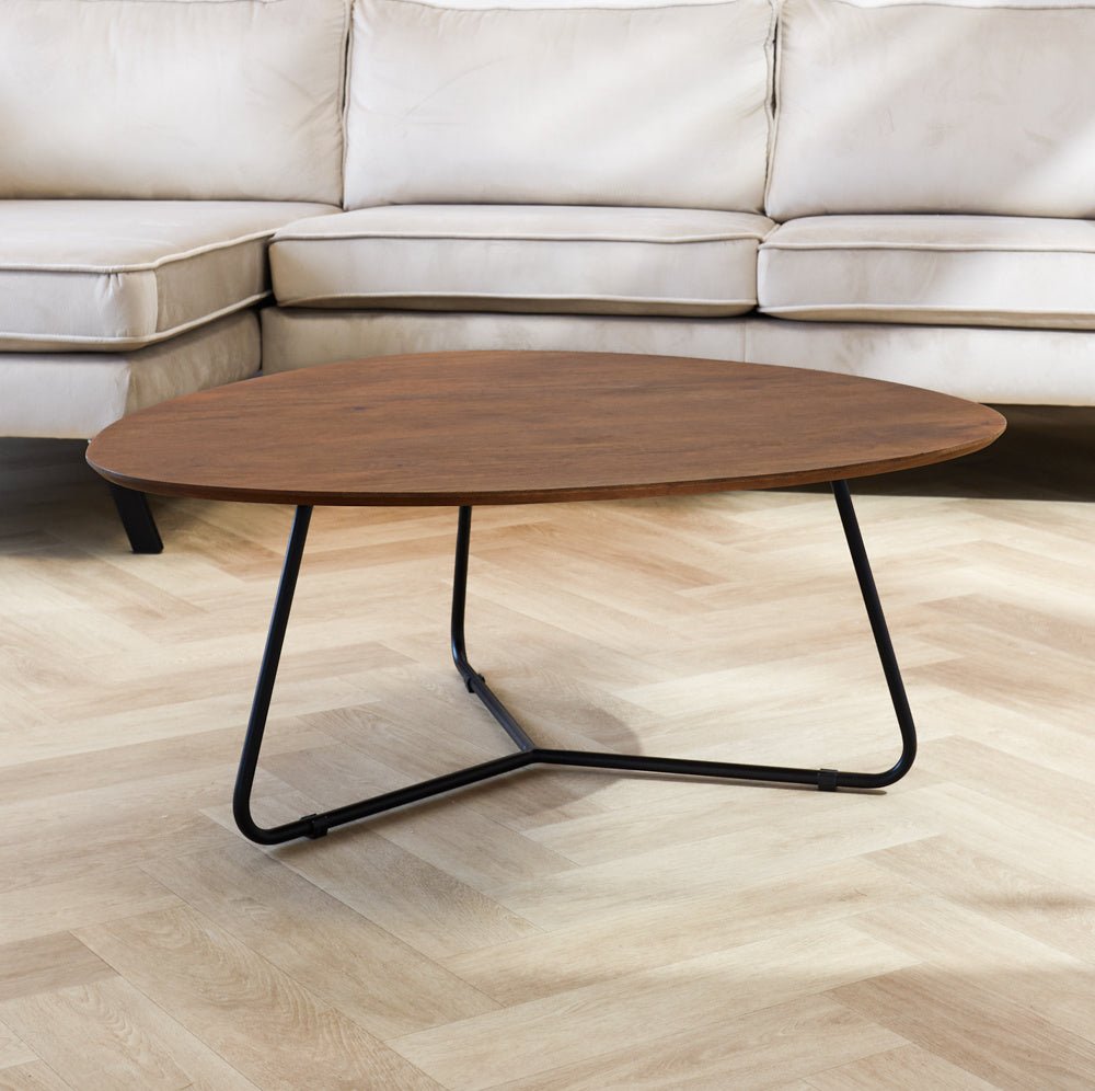 Mesa de centro Zoë Nogal Dimehouse Marrón LxAnxAl 91x82x23 Madera de mango Vista frontal diagonal de la foto atmosférica.