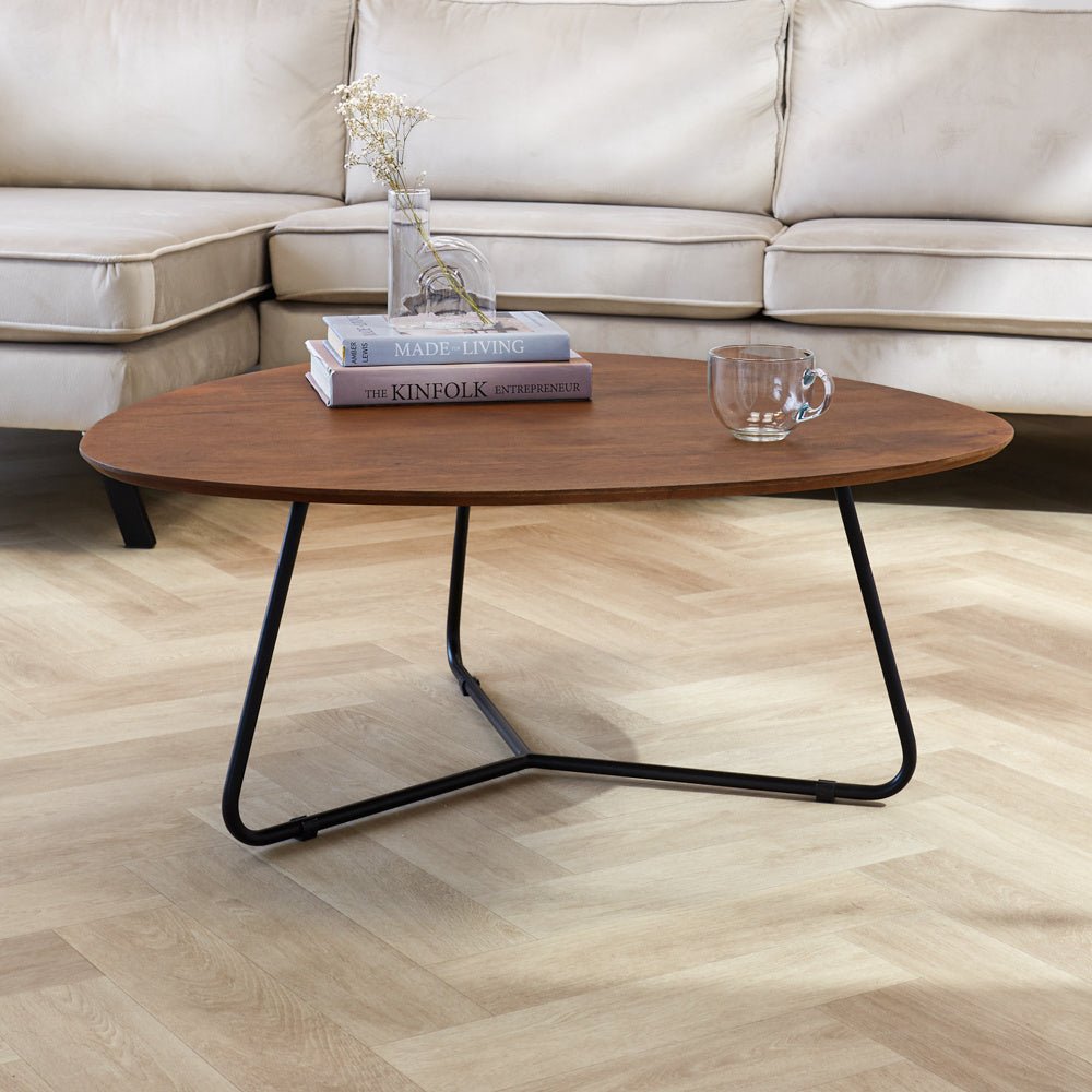 Mesa de centro Zoë Nogal Dimehouse Marrón LxAnxAl 91x82x23 Madera de mango Vista frontal diagonal de la foto atmosférica.