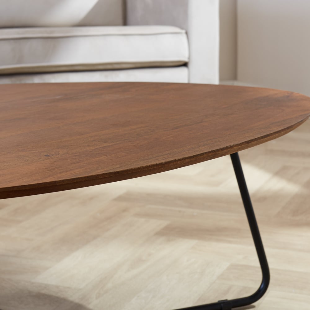 Mesa de centro Zoë Nogal Dimehouse Marrón LxAnxAl 91x82x23 Madera de mango Detalle de la foto atmosférica.