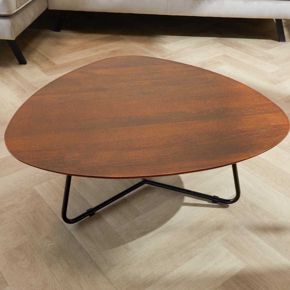Mesa de centro Zoë Nogal Dimehouse Marrón LxAnxAl 90x81x24 Madera de mango Vista frontal diagonal de la foto atmosférica.