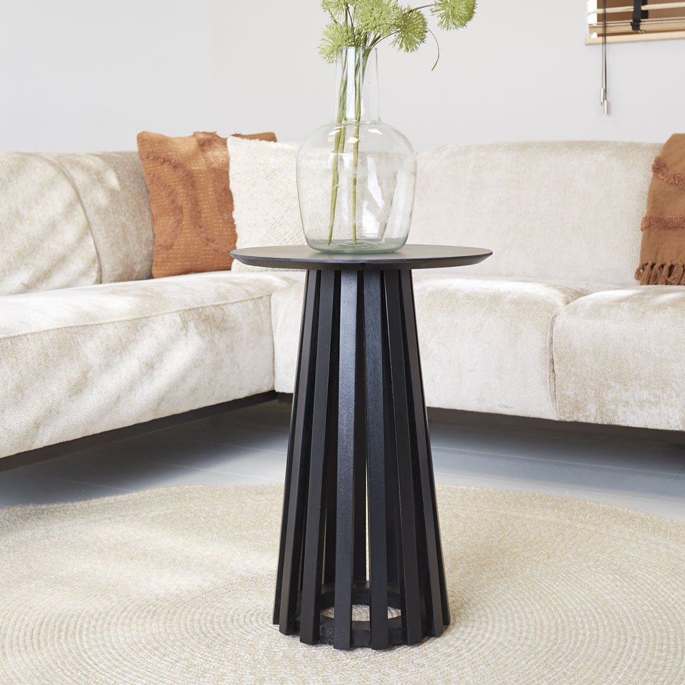 Mesa de centro Rory Negro Dimehouse Negro L x An x Al 62x45x45 Madera de acacia Vista frontal diagonal fotográfica atmosférica