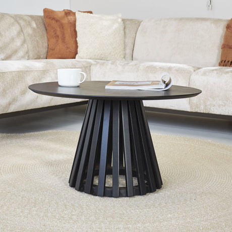 Mesa de centro Rory Negro Dimehouse Negro L x An x Al 75x75x45 Madera de acacia Vista frontal diagonal fotográfica atmosférica