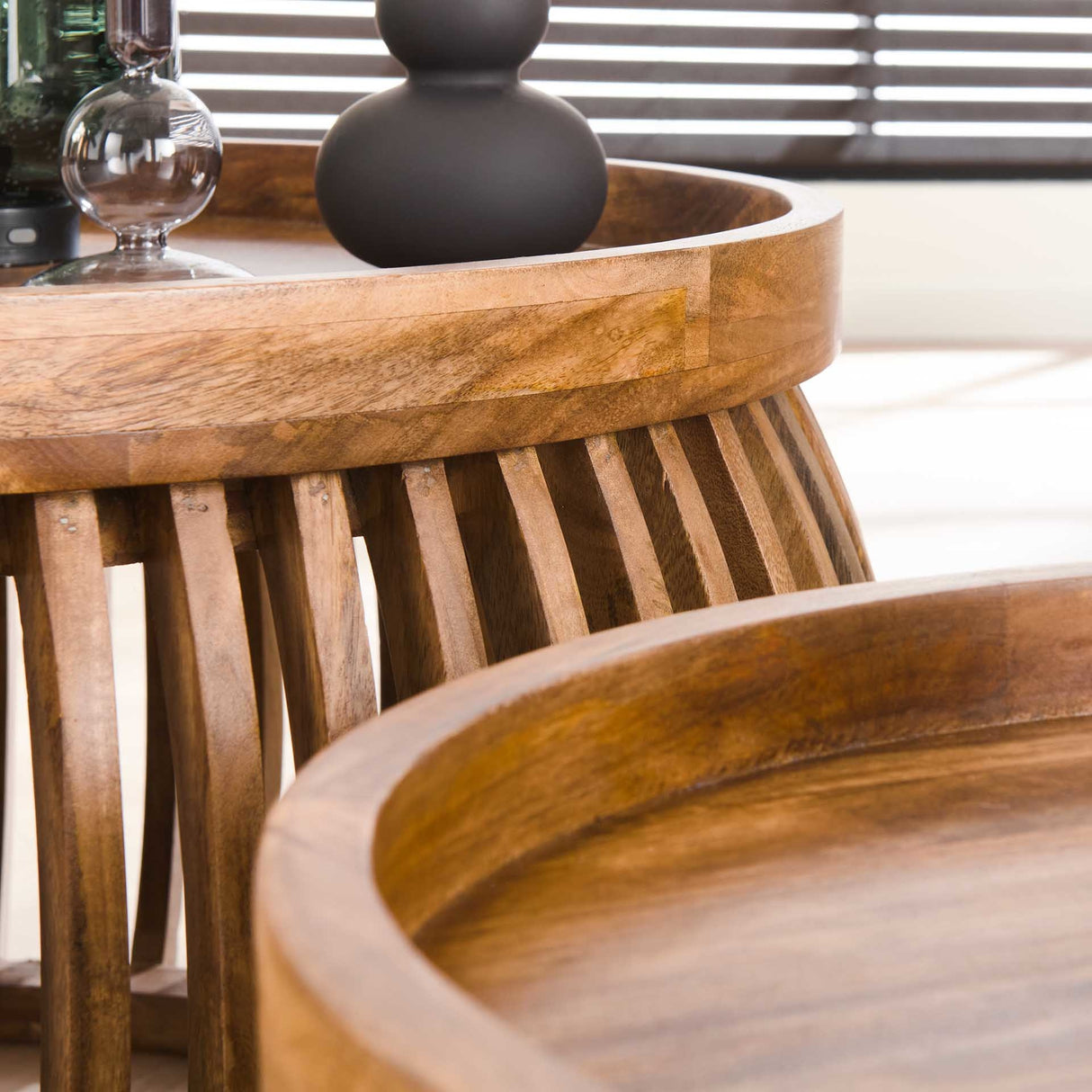Mesa de centro Hans DH Interior Mango L x An x Al 88x88x45 Madera de mango Detalle de la foto atmosférica.