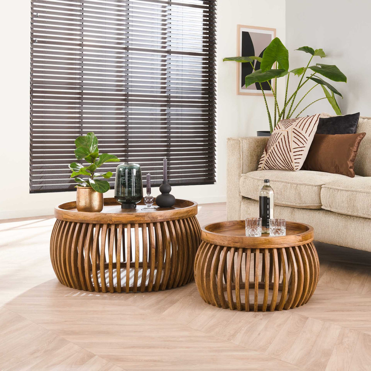 Mesa de centro Hans DH Interior Mango L x An x Al 88x88x45 Madera de mango Vista frontal diagonal de la foto atmosférica.