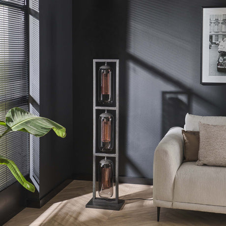 Lámpara de pie Hilda DH Interior negro L x An x Al 162x38x29 Metal Vista frontal en diagonal Foto atmosférica